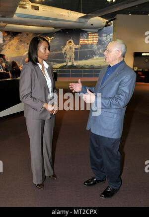 Washington, Distretto di Columbia, Stati Uniti d'America. 17 Luglio, 2009. Jeannette Epps, un membro della classe di astronauti del 2009, sinistra, incontra ex astronauta Alan L. Fagiolo, un veterano di Apollo 12 e la prima missione SKYLAB, destro, presso il Museo Nazionale dell'aria e dello spazio di Washington il Venerdì, 17 luglio 2009.Credit: Ron Sachs/CNP Credito: Ron Sachs/CNP/ZUMA filo/Alamy Live News Foto Stock