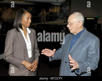 Washington, Distretto di Columbia, Stati Uniti d'America. 17 Luglio, 2009. Jeannette Epps, un membro della classe di astronauti del 2009, sinistra, incontra ex astronauta Alan L. Fagiolo, un veterano di Apollo 12 e la prima missione SKYLAB, destro, presso il Museo Nazionale dell'aria e dello spazio di Washington il Venerdì, 17 luglio 2009.Credit: Ron Sachs/CNP Credito: Ron Sachs/CNP/ZUMA filo/Alamy Live News Foto Stock