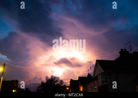 Londra, Inghilterra. 27 maggio 2018. Alleggerimento del foglio riempie il cielo di Harrow con nessun tuono di essere ascoltato. ©Tim anello/Alamy Live News Foto Stock