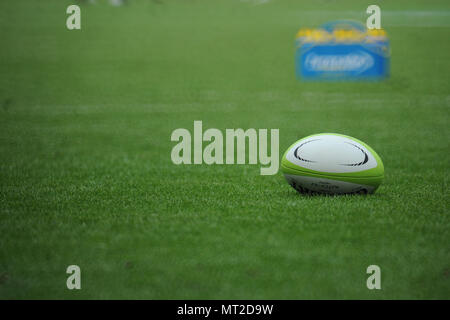 Londra, Regno Unito. 27 maggio 2018. Una palla da rugby sul campo a Twickenham Stadium poco prima che i Barbari V Inghilterra Killik Cup match a Twickenham Stadium di Londra, Regno Unito. Credito: Michael Preston/Alamy Live News Foto Stock