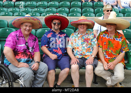 Londra, Regno Unito. 27 maggio 2018. Appassionati di rugby a Twickenham Stadium per i barbari V Inghilterra Killik Cup match, Londra, Regno Unito. Il confronto vede i barbari faccia in Inghilterra per la diciassettesima volta. Inghilterra attualmente portano la serie 9-7. La Coppa Quilter (formalmente il vecchio ricchezza reciproca Cup) è una lega di rugby trofeo aggiudicato al vincitore del test annuale/non-test match tra Inghilterra e altre nazioni di casa come pure i Barbari. Credito: Michael Preston/Alamy Live News Foto Stock