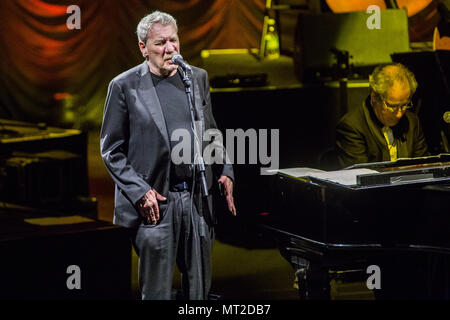 Lugano - Svizzera. 27 maggio 2018. Il cantante italiano-cantautore Paolo Conte con Orchestra si esibisce dal vivo sul palco a teatro LAC. Credito: Rodolfo Sassano/Alamy Live News Foto Stock