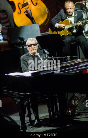 Lugano - Svizzera. 27 maggio 2018. Il cantante italiano-cantautore Paolo Conte con Orchestra si esibisce dal vivo sul palco a teatro LAC. Credito: Rodolfo Sassano/Alamy Live News Foto Stock