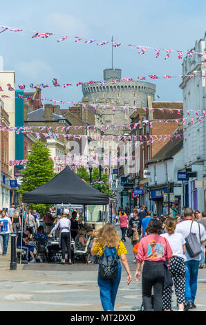 Una vista guardando in alto Peascod Street in Windsor, Regno Unito/ Foto Stock