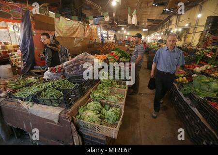 Algeri. 27 Maggio, 2018. Un uomo negozi presso un mercato ortofrutticolo durante il mese sacro del Ramadan ad Algeri, Algeria, il 27 maggio 2018. Credito: Xinhua/Alamy Live News Foto Stock