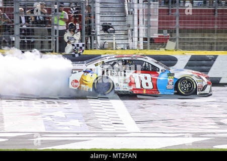 Concord, NC, Stati Uniti d'America. 27 Maggio, 2018. Monster Energy Cup NASCAR driver della serie Kyle Busch (18) vince la coca-cola 600 in concordia, NC. Jonathan Huff/CSM/Alamy Live News Foto Stock