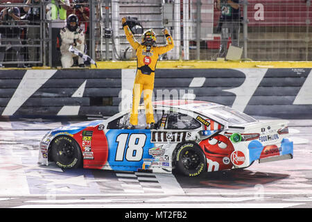 Concord, NC, Stati Uniti d'America. 27 Maggio, 2018. Monster Energy Cup NASCAR driver della serie Kyle Busch (18) festeggia conquistando la coca-cola 600 in concordia, NC. Jonathan Huff/CSM/Alamy Live News Foto Stock