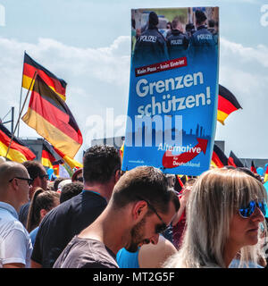 La germania,Berlin-Mitte, 27 maggio 2018. AFD "futuro per la Germania " dimostrazione. AfD sostenitori si sono incontrati presso la Stazione Centrale per protestare contro la politica del governo. L'ala destra anti-immigrazione parte manifestanti hanno marciato alla Porta di Brandeburgo dove essi sono stati stimolati dal contatore di proteste organizzate da ala sinistra gruppi politici, club di Berlino, DJ e 'L' di molti degli artisti e attori' associazione. Il contatore di 'Stop l'odio' manifestanti contrari all' estremismo di destra e il supporto per la democrazia e una diversa società. Credito: Eden Breitz/Alamy Live News Foto Stock