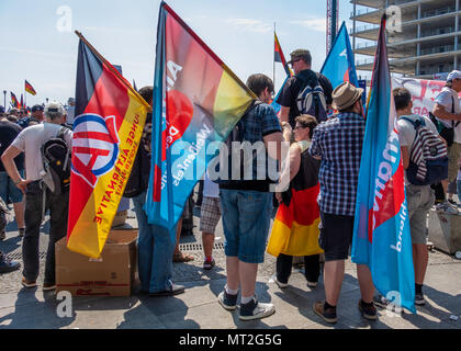 La germania,Berlin-Mitte, 27 maggio 2018. AFD "futuro per la Germania " dimostrazione. AfD sostenitori si sono incontrati presso la Stazione Centrale per protestare contro la politica del governo. L'ala destra anti-immigrazione parte manifestanti hanno marciato alla Porta di Brandeburgo dove essi sono stati stimolati dal contatore di proteste organizzate da ala sinistra gruppi politici, club di Berlino, DJ e 'L' di molti degli artisti e attori' associazione. Il contatore di 'Stop l'odio' manifestanti contrari all' estremismo di destra e il supporto per la democrazia e una diversa società. Credito: Eden Breitz/Alamy Live News Foto Stock