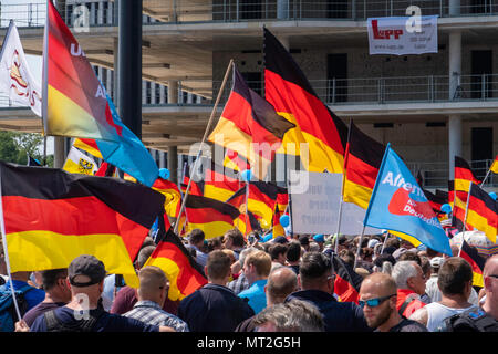 La germania,Berlin-Mitte, 27 maggio 2018. AFD "futuro per la Germania " dimostrazione. AfD sostenitori si sono incontrati presso la Stazione Centrale per protestare contro la politica del governo. L'ala destra anti-immigrazione parte manifestanti hanno marciato alla Porta di Brandeburgo dove essi sono stati stimolati dal contatore di proteste organizzate da ala sinistra gruppi politici, club di Berlino, DJ e 'L' di molti degli artisti e attori' associazione. Il contatore di 'Stop l'odio' manifestanti contrari all' estremismo di destra e il supporto per la democrazia e una diversa società. Credito: Eden Breitz/Alamy Live News Foto Stock