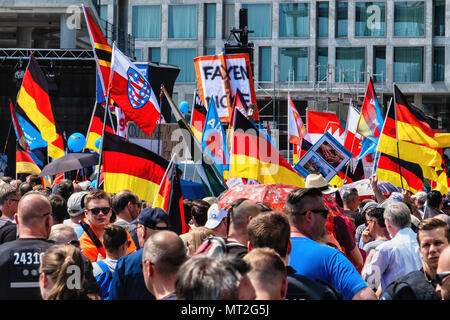 La germania,Berlin-Mitte, 27 maggio 2018. AFD "futuro per la Germania " dimostrazione. AfD sostenitori si sono incontrati presso la Stazione Centrale per protestare contro la politica del governo. L'ala destra anti-immigrazione parte manifestanti hanno marciato alla Porta di Brandeburgo dove essi sono stati stimolati dal contatore di proteste organizzate da ala sinistra gruppi politici, club di Berlino, DJ e 'L' di molti degli artisti e attori' associazione. Il contatore di 'Stop l'odio' manifestanti contrari all' estremismo di destra e il supporto per la democrazia e una diversa società. Credito: Eden Breitz/Alamy Live News Foto Stock