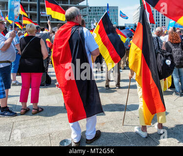 La germania,Berlin-Mitte, 27 maggio 2018. AFD "futuro per la Germania " dimostrazione. AfD sostenitori si sono incontrati presso la Stazione Centrale per protestare contro la politica del governo. L'ala destra anti-immigrazione parte manifestanti hanno marciato alla Porta di Brandeburgo dove essi sono stati stimolati dal contatore di proteste organizzate da ala sinistra gruppi politici, club di Berlino, DJ e 'L' di molti degli artisti e attori' associazione. Il contatore di 'Stop l'odio' manifestanti contrari all' estremismo di destra e il supporto per la democrazia e una diversa società. Credito: Eden Breitz/Alamy Live News Foto Stock