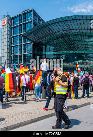 La germania,Berlin-Mitte, 27 maggio 2018. AFD "futuro per la Germania " dimostrazione. AfD sostenitori si sono incontrati presso la Stazione Centrale per protestare contro la politica del governo. L'ala destra anti-immigrazione parte manifestanti hanno marciato alla Porta di Brandeburgo dove essi sono stati stimolati dal contatore di proteste organizzate da ala sinistra gruppi politici, club di Berlino, DJ e 'L' di molti degli artisti e attori' associazione. Il contatore di 'Stop l'odio' manifestanti contrari all' estremismo di destra e il supporto per la democrazia e una diversa società. Credito: Eden Breitz/Alamy Live News Foto Stock