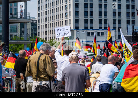 La germania,Berlin-Mitte, 27 maggio 2018. AFD "futuro per la Germania " dimostrazione. AfD sostenitori si sono incontrati presso la Stazione Centrale per protestare contro la politica del governo. L'ala destra anti-immigrazione parte manifestanti hanno marciato alla Porta di Brandeburgo dove essi sono stati stimolati dal contatore di proteste organizzate da ala sinistra gruppi politici, club di Berlino, DJ e 'L' di molti degli artisti e attori' associazione. Il contatore di 'Stop l'odio' manifestanti contrari all' estremismo di destra e il supporto per la democrazia e una diversa società. Credito: Eden Breitz/Alamy Live News Foto Stock