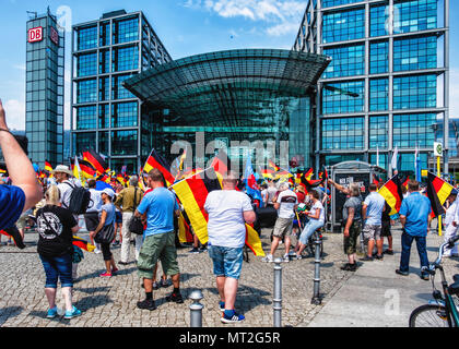 La germania,Berlin-Mitte, 27 maggio 2018. AFD "futuro per la Germania " dimostrazione. AfD sostenitori si sono incontrati presso la Stazione Centrale per protestare contro la politica del governo. L'ala destra anti-immigrazione parte manifestanti hanno marciato alla Porta di Brandeburgo dove essi sono stati stimolati dal contatore di proteste organizzate da ala sinistra gruppi politici, club di Berlino, DJ e 'L' di molti degli artisti e attori' associazione. Il contatore di 'Stop l'odio' manifestanti contrari all' estremismo di destra e il supporto per la democrazia e una diversa società. Credito: Eden Breitz/Alamy Live News Foto Stock