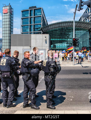 La germania,Berlin-Mitte, 27 maggio 2018. AFD "futuro per la Germania " dimostrazione. AfD sostenitori si sono incontrati presso la Stazione Centrale per protestare contro la politica del governo. L'ala destra anti-immigrazione parte manifestanti hanno marciato alla Porta di Brandeburgo dove essi sono stati stimolati dal contatore di proteste organizzate da ala sinistra gruppi politici, club di Berlino, DJ e 'L' di molti degli artisti e attori' associazione. Il contatore di 'Stop l'odio' manifestanti contrari all' estremismo di destra e il supporto per la democrazia e una diversa società. Credito: Eden Breitz/Alamy Live News Foto Stock