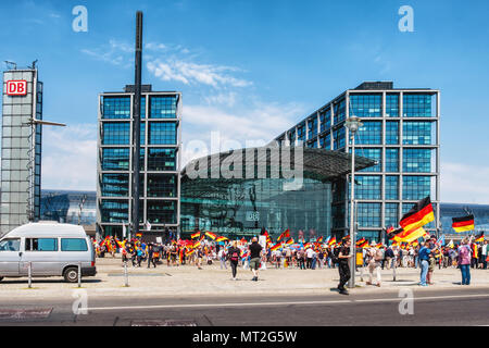 La germania,Berlin-Mitte, 27 maggio 2018. AFD "futuro per la Germania " dimostrazione. AfD sostenitori si sono incontrati presso la Stazione Centrale per protestare contro la politica del governo. L'ala destra anti-immigrazione parte manifestanti hanno marciato alla Porta di Brandeburgo dove essi sono stati stimolati dal contatore di proteste organizzate da ala sinistra gruppi politici, club di Berlino, DJ e 'L' di molti degli artisti e attori' associazione. Il contatore di 'Stop l'odio' manifestanti contrari all' estremismo di destra e il supporto per la democrazia e una diversa società. Credito: Eden Breitz/Alamy Live News Foto Stock