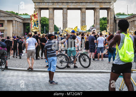 La germania,Berlin-Mitte, 27 maggio 2018. Shining dimostrazione da parte del 'Tanti' contro la nazione a livello di destra demo AFD nello stesso giorno. Manifestanti assemblato nel parco Weinberg vestito in abiti splendenti e portante shiny banner e bandiere i dimostranti hanno marciato dal parco attraverso Mitte alla Porta di Brandeburgo per protestare contro il razzismo, l'antisemitismo, il fascismo e il nazismo. Il molti è un'associazione di artisti,ensemble e gruppi di attori che si oppongono all' estremismo di destra e il supporto per la democrazia e una diversa società. Credito: Eden Breitz/Alamy Live News Foto Stock