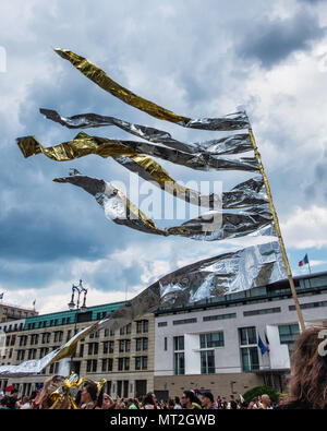 La germania,Berlin-Mitte, 27 maggio 2018. Shining dimostrazione da parte del 'Tanti' contro la nazione a livello di destra demo AFD nello stesso giorno. Manifestanti assemblato nel parco Weinberg vestito in abiti splendenti e portante shiny banner e bandiere i dimostranti hanno marciato dal parco attraverso Mitte alla Porta di Brandeburgo per protestare contro il razzismo, l'antisemitismo, il fascismo e il nazismo. Il molti è un'associazione di artisti,ensemble e gruppi di attori che si oppongono all' estremismo di destra e il supporto per la democrazia e una diversa società. Credito: Eden Breitz/Alamy Live News Foto Stock