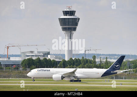 Monaco di Baviera, Deutschland. 23 Maggio, 2018. D-AIXI - Airbus A350-941 - Lufthansa sul modo per il decollo, davanti alla torre, compagnia aerea, compagnie aeree, aereo, del traffico aereo e volare.Aviation. L'aeroporto Franz Josef Strauss di Monaco di Baviera.Monaco di Baviera. | Utilizzo di credito in tutto il mondo: dpa/Alamy Live News Foto Stock