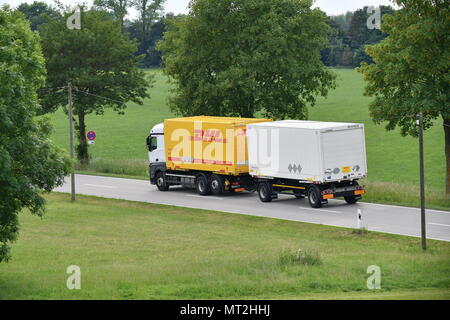 Monaco di Baviera, Deutschland. 23 Maggio, 2018. Un carrello di DHL, autocarro con rimorchio in autostrada, la società di logistica, logistica. | Utilizzo di credito in tutto il mondo: dpa/Alamy Live News Foto Stock