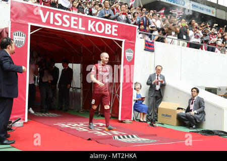 Il centrocampista spagnolo Andres Iniesta assiste il benvenuto della manifestazione "Bienvenido Andres Iniesta' a Noevier Stadium a Kobe, in Giappone il 26 maggio 2018. Circa 8 mila sostenitori radunati presso lo stadio di sabato per accogliere Iniesta è iscriversi al club, Vissel Kobe. Credito: Pasya/AFLO/Alamy Live News Foto Stock