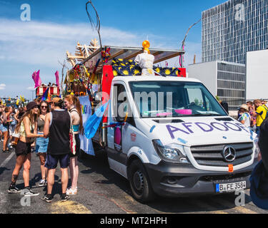 La germania,Berlin-Mitte, 27 maggio 2018. Interrompere la dimostrazione di odio. Club di Berlino & DJ protesta contro la nazione a livello di destra demo AFD nello stesso giorno. Le vetture che trasportano i dj di guida attraverso il centro della città per incoraggiare le persone a ballare. Credito: Eden Breitz/Alamy Live News Foto Stock