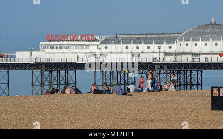 Brighton Regno Unito 28 maggio 2018 - la spiaggia di Brighton è già iniziando a ottenere occupato prima delle 9 del mattino prima di altre migliaia di visitatori sono attesi su lunedì festivo come il caldo clima soleggiato continua ma possibili temporali sono previsioni per più tardi nella giornata di credito: Simon Dack/Alamy Live News Foto Stock