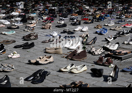 Bruxelles, Belgio, 28 maggio 2018. Paio di scarpe è collocato in corrispondenza del Place Jean Rey davanti al Consiglio dell'Unione europea coperti da vuoto 4.500 paia di scarpe per informarla di ogni persona uccisa in Israele nel corso dell'ultimo decennio. Alexandros Michailidis/Alamy Live News Foto Stock