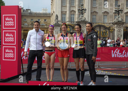 Londra, UK, 28 maggio 2018,Gemma di acciaio, Steph Twell e Joanne Pavey posano con il loro trofeo alla vitalità Londra 10.000 che ha avuto luogo a Londra. Credito Larby Keith/Alamy Live News Foto Stock