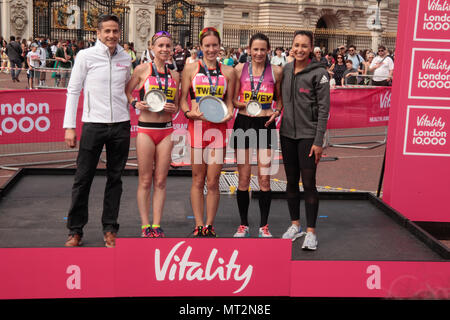 Londra REGNO UNITO. 28 maggio 2018 winers delle donne elite evento nel 10000 vitalità Londra il primo posto Stephany Twell, seconda Gemma di acciaio e terzo Jo Pavey con Seb Coe e Jessica Ennis -Hill@Paolo Quezada-Neiman/Alamy Live News Foto Stock