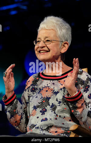 Festival di fieno, Hay on Wye, Regno Unito - Lunedì 28 Può 2018 - Jacqueline Wilson il tanto amato i bambini dell'autore sul palco del Festival di fieno parlando della sua Hetty Feather serie di libri - Foto Steven Maggio / Alamy Live News Foto Stock