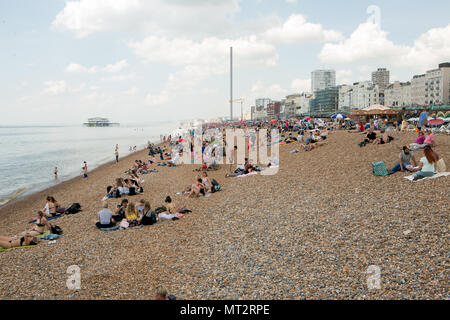 Brighton, Regno Unito. 28 Maggio, 2018. Regno Unito Meteo: la spiaggia di Brighton può lunedì festivo come la folla gregge a cercare il sole sulla predetta il giorno più caldo dell'anno finora. Brighton, East Sussex, Regno Unito. 28 maggio 2018 Credit: David Smith/Alamy Live News Foto Stock