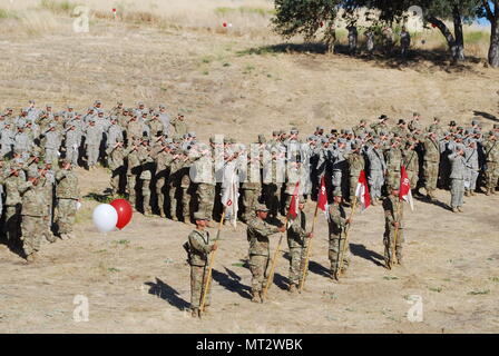 Cal soldati di guardia dal 1-18° reggimento di cavalleria salutate come del Regno Unito Onorevole Compagnia di Artiglieria Regimental Band suona la "stella Lamas Banner" al camp Roberts soldato ciotola il 14 giugno. Foto Stock