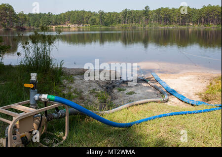 L'acqua viene tirata dal lago MacArthur e trasformato in acqua potabile attraverso osmosi inversa durante QLLEX 2017, 21 luglio a Fort Bragg, NC. QLLEX, corto per il Quartermaster Logistica liquido di esercizio, è l'U.S. La riserva di esercito del premier esercizio di preparazione per il carburante e la distribuzione d'acqua. Questo anno di QLLEX non è solo una dimostrazione completa della capacità di combattere la prontezza e la letalità di America's Army riserva per mettere il combustibile e l'acqua in cui è più necessaria - per i veicoli e le mani della guerra-combattente e unità di manovra - ma anche ulteriori esercizi l'interoperabilità dell'U.S. La riserva di esercito Foto Stock