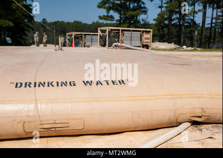 L'acqua in questa borsa è pronto per la distribuzione durante QLLEX 2017, 21 luglio a Fort Bragg, NC. QLLEX, corto per il Quartermaster Logistica liquido di esercizio, è l'U.S. La riserva di esercito del premier esercizio di preparazione per il carburante e la distribuzione d'acqua. Questo anno di QLLEX non è solo una dimostrazione completa della capacità di combattere la prontezza e la letalità di America's Army riserva per mettere il combustibile e l'acqua in cui è più necessaria - per i veicoli e le mani della guerra-combattente e unità di manovra - ma anche ulteriori esercizi l'interoperabilità dell'U.S. La riserva di esercito a fianco dell esercito attivo e British Army log Foto Stock