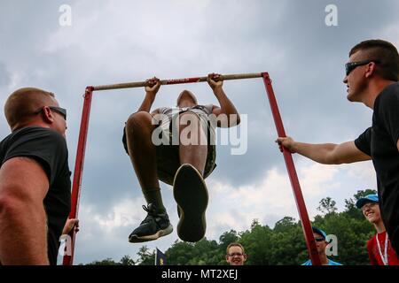 Marines con la quarta Marine Corps distretto di reclutamento incoraggiare un boy scout come egli tenta di completare 10 di pull-up al di fuori di un Marine Corps il reclutamento di stazione durante il 2017 Jamboree nazionali su Summit Bechtel riserva vicino a Glen Jean, W.Va., 21 luglio 2017. Il 2017 Jamboree nazionali viene frequentato da 30.000 scout, truppa leader, volontari e membri dello staff professionale, così come più di 15.000 visitatori. Circa 1.200 militari membri del dipartimento della difesa e gli Stati Uniti Coast Guard stanno fornendo supporto logistico per l'evento. (U.S. Esercito foto di Spc. Hubert D. Delany III Foto Stock