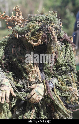 Un soldato messicano guarda oltre il suo Ghillie Suit prima dell' inizio di un peduncolo-e-shoot caso Luglio 20, 2017 durante Fuerzas Comando in Ñu Guazú , Paraguay. L'obiettivo di Fuerzas Comando è quello di migliorare la multinazionale e la cooperazione regionale. (U.S. Esercito foto di Spc. Tonya Deardorf/rilasciato) Foto Stock