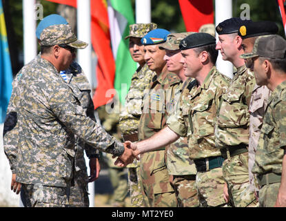 Exercise Steppe Eagle 17 è un'esercitazione militare multinazionale focalizzata sulle operazioni di mantenimento della pace che coinvolgono il Kazakistan, gli Stati Uniti e le nazioni partner, tra cui il Regno Unito. L'immagine d'archivio registra i rappresentanti delle nazioni partecipanti durante la cerimonia di apertura presso l'Illisky Training Center, Kazakistan, il 22 luglio 2017. Foto Stock
