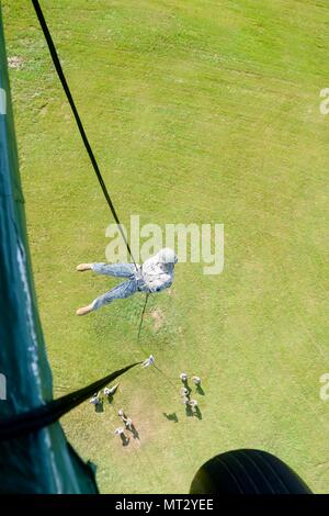 Soldati con Fort Indiantown Gap inaugurale della Air Assault Course rappel da un UH-60 Black Hawk elicottero azionato da pilota dall'esercito orientale la guardia nazionale di aviazione Sito di formazione Luglio 20, 2017. I dieci giorni di corso progettato per preparare i soldati per inserimento, evacuazione e pathfinder missioni che richiedono l'uso di mezzi di trasporto multiuso e elicotteri d'assalto. Fort Indiantown Gap è solo uno dei sette siti di formazione di offrire Air Assault scuola. (U.S. Esercito nazionale Guard foto di Sgt. Zane Craig) Foto Stock