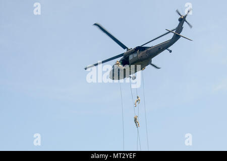 Soldati con Fort Indiantown Gap inaugurale della Air Assault Course rappel da un UH-60 Black Hawk elicottero azionato da pilota dall'esercito orientale la guardia nazionale di aviazione Sito di formazione Luglio 20, 2017. I dieci giorni di corso progettato per preparare i soldati per inserimento, evacuazione e pathfinder missioni che richiedono l'uso di mezzi di trasporto multiuso e elicotteri d'assalto. Fort Indiantown Gap è solo uno dei sette siti di formazione di offrire Air Assault scuola. (U.S. Esercito nazionale Guard foto di Sgt. Zane Craig) Foto Stock