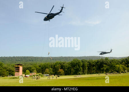 Soldati con Fort Indiantown Gap inaugurale della Air Assault Course rappel da un UH-60 Black Hawk elicottero azionato da pilota dall'esercito orientale la guardia nazionale di aviazione Sito di formazione Luglio 20, 2017. I dieci giorni di corso progettato per preparare i soldati per inserimento, evacuazione e pathfinder missioni che richiedono l'uso di mezzi di trasporto multiuso e elicotteri d'assalto. Fort Indiantown Gap è solo uno dei sette siti di formazione di offrire Air Assault scuola. (U.S. Esercito nazionale Guard foto di Sgt. Zane Craig) Foto Stock