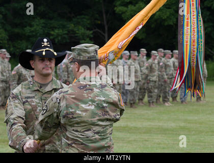 Lt. Col. Leonard Poirier, comandante uscente, 1° Stormo, 172nd reggimento di cavalleria (montagna), passa il gruppo di colori per Col. Andrew Harris, 86a brigata di fanteria combattere Team (Montagna) commander, durante l'unità di cambiamento di cerimonia di comando a Camp Ethan Allen Sito di formazione, Gerico, Vt. Luglio 23, 2017. Lt. Col. Poirier rinunciato a comando al comandante in arrivo Lt. Col. Kevin Biggie. (U.S. Esercito nazionale Guard Photo/ Personale Sgt. Nathan Rivard) Foto Stock