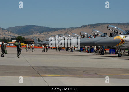 F-15 piloti passo per i loro aerei durante la sentinella Eagle Open House svoltasi il 22 luglio 2017 a Kingsley Campo in Klamath Falls, Oregon. Sentry Eagle è una quattro giorni di grande forza di esercizio che riunisce diversi aeromobili e di unità di tutto il paese per dissimili Air Combat training. Inoltre, l'anta si apre le sue porte al pubblico per un giorno durante la loro biennale aperta house. (U.S. Air National Guard foto di Master Sgt. Jennifer Shirar) Foto Stock