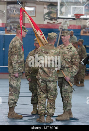 Col. Joseph Power IV, comandante uscente, Supporto Area Group-Kuwait, riceve ASG-Ku colori dal comando Sgt. Il Mag. Scott Anderson (destra), durante un cambio del comando cerimonia al Camp Arifjan, Kuwait, 20 luglio. Potenza comandato ASG-ku per un anno ed è ora in testa in Florida per continuare la sua carriera militare con il Comando Operazioni Speciali. 'Come mi guardo indietro sul passato anno ... Ho affettuosamente ricordati di persone che ho servito con, è ciò che ha reso questa una tale assegnazione gratificante", ha detto il potere. "Grazie per la vostra dedizione al dovere e di impegno per l'eccellenza dell'anno passato. Hai superato ogni obiettivo Foto Stock