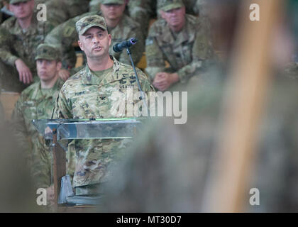 Col. Joseph Power IV, comandante uscente, Supporto Area Group-Kuwait, parla al pubblico durante l'ASG-Ku il mutamento della cerimonia di comando a Camp Arifjan, Kuwait, 20 luglio. Potenza comandato ASG-ku per un anno ed è ora in testa in Florida per continuare la sua carriera militare con il Comando Operazioni Speciali. 'Come mi guardo indietro sul passato anno ... Ho affettuosamente ricordati di persone che ho servito con, è ciò che ha reso questa una tale assegnazione gratificante", ha detto il potere. "Grazie per la vostra dedizione al dovere e di impegno per l'eccellenza dell'anno passato. Hai superato ogni obiettivo ho impostato. " (NEGLI STATI UNITI Esercito foto di Sgt. Kimberly Foto Stock