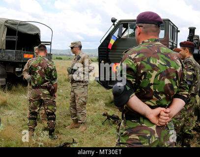 Valcea, Romania (14 luglio 2017) - JMRC di osservatore Coach-Trainers/discutere di forze contrapposte operazioni con soldati del battaglione 22, Esercito rumeno. Saber Guardian 2017 è un annuale, multinazionale esercizio tenuto nella regione del Mar Nero come parte dell'U.S. Comando europeo comune di un programma di esercizio fisico. (U.S. Foto dell'esercito da Staff Sgt. Kathleen V. Polanco, settimo Esercito di formazione comando) Foto Stock