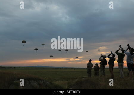 Bezmer Airbase, Bulgaria (19 luglio 2017)- O/C-Ts e personale dei media guarda come i paracadutisti da 173rd Airborne Brigade saltare sulla zona di caduta, qui. Saber Guardian 2017 è un annuale, multinazionale esercizio tenuto nella regione del Mar Nero come parte dell'U.S. Comando europeo comune di un programma di esercizio fisico. (U.S. Foto dell'esercito da Staff Sgt. Kathleen V. Polanco, settimo Esercito di formazione comando) Foto Stock