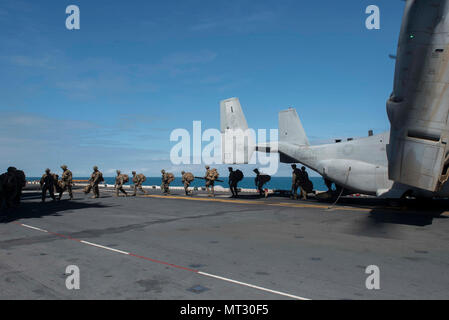 170723-N-NB544-576 CORAL SEA (Luglio 23, 2017) Marines, assegnato al trentunesimo Marine Expeditionary Unit (MEU), sbarcare una MV-22B Osprey, assegnato al "draghi" del mezzo marino Tiltrotor Squadron (VMM) 265 (rinforzato), sul ponte di volo dell'assalto anfibio nave USS Bonhomme Richard (LHD 6) dopo la formazione con l'Australia esercito in Shoalwater Bay Area Formazione come parte di talismano Saber 17. Talismano Saber è una biennale U.S.-australiano esercizio bilaterale tenutosi al largo della costa australiana intende conseguire l'interoperabilità e rafforzare gli Stati Uniti-Australian alliance. (U.S. Navy foto di Foto Stock