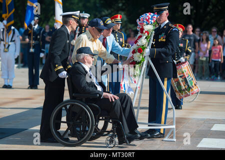 USS Arizona superstiti di partecipare in una delle Forze Armate ghirlanda di cerimonia di posa presso la tomba del Soldato Sconosciuto presso il Cimitero Nazionale di Arlington, Arlington, Virginia, luglio 21, 2017. La cerimonia è stata in riconoscimento dell attacco alla Naval Corazzata USS Arizona e il 1.777 marinai che sono stati uccisi durante l'attacco di Pearl Harbor il 7 dicembre 1941. (U.S. Foto dell'esercito da Elizabeth Fraser / il Cimitero Nazionale di Arlington / rilasciato). Foto Stock